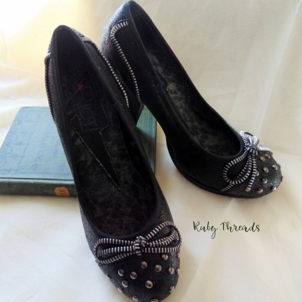 Fun and Funky Black Zipper and Stud Pumps SIZE 7